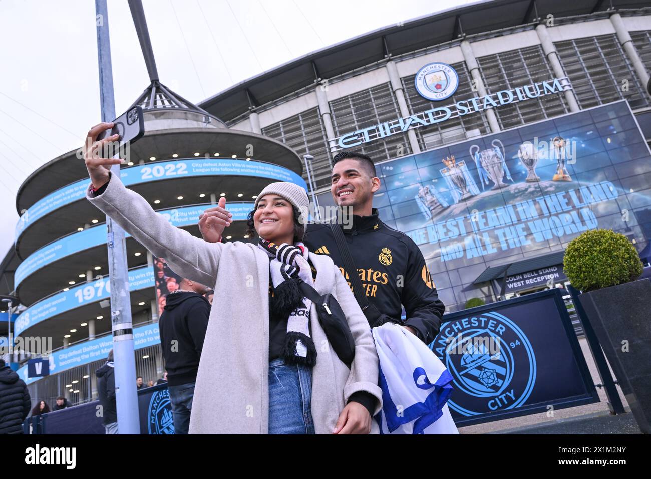 Les fans posent pour un selfie devant le stade Etihad avant le match de football en demi-finale de l'UEFA Champions League entre Manchester City et le Real Madrid au stade Etihad de Manchester en Angleterre (Will Palmer/SPP) crédit : SPP Sport Press photo. /Alamy Live News Banque D'Images