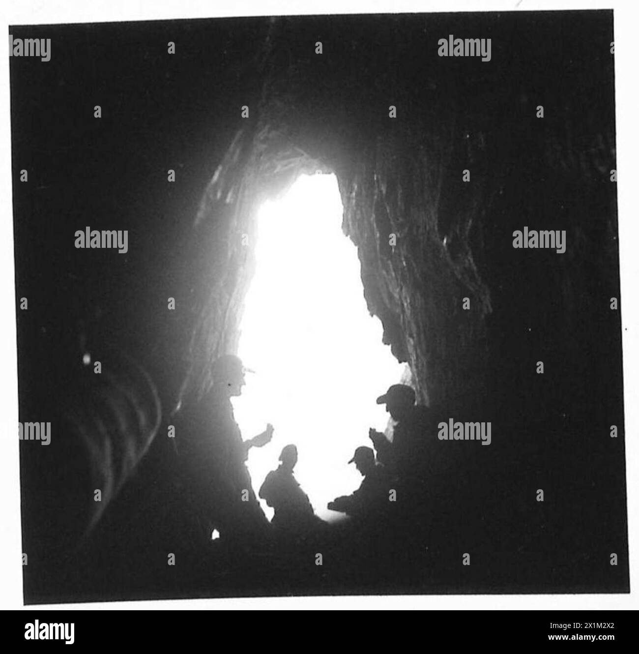 Les troupes britanniques, surnommées les Green Devils, s'abritent dans une grotte la nuit pour se reposer pendant plusieurs heures pendant les opérations. Banque D'Images