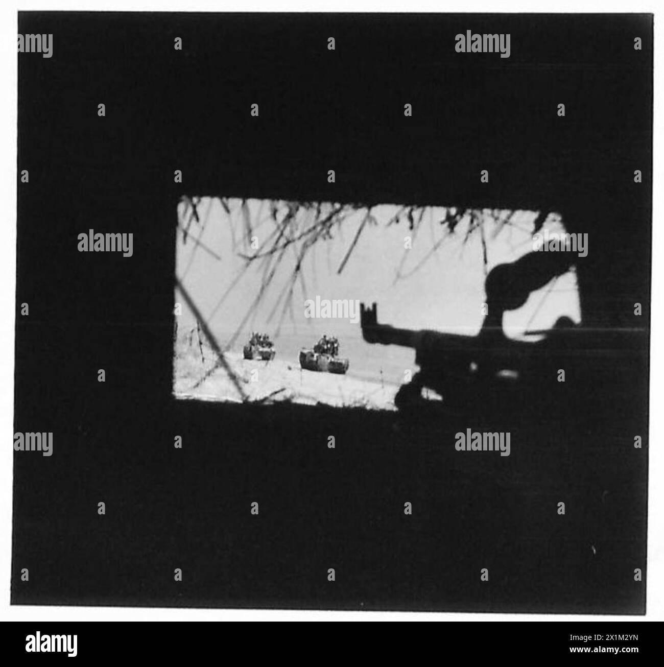 À l'intérieur d'une casemate, un artilleur Bren couvre les chars et l'infanterie en progression pendant les opérations de la 8e armée de l'armée britannique. Banque D'Images