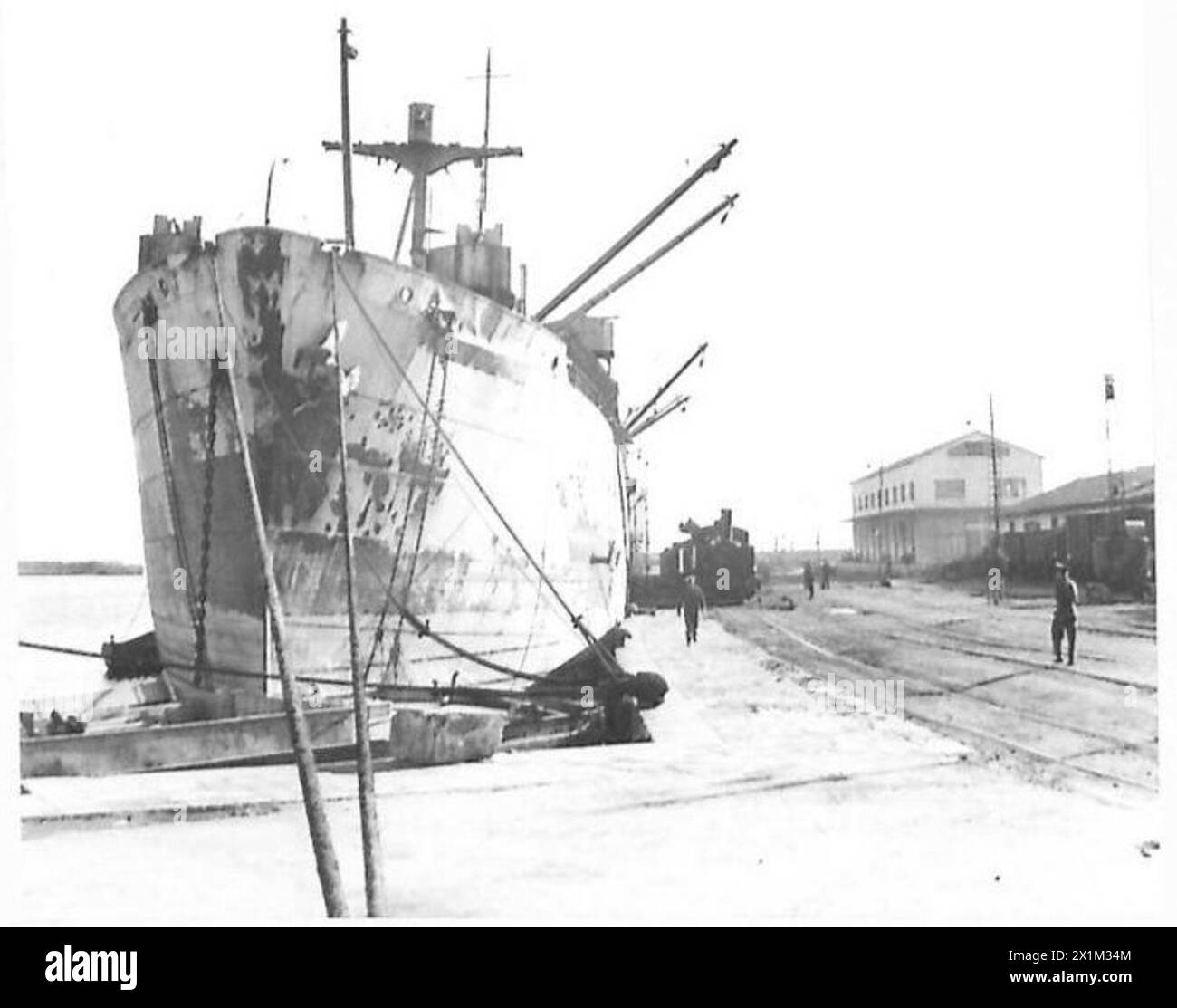 Un collier de l'armée britannique décharge du charbon à Tarente pour les chemins de fer italiens comme demandé par le ministère de l'information. Banque D'Images