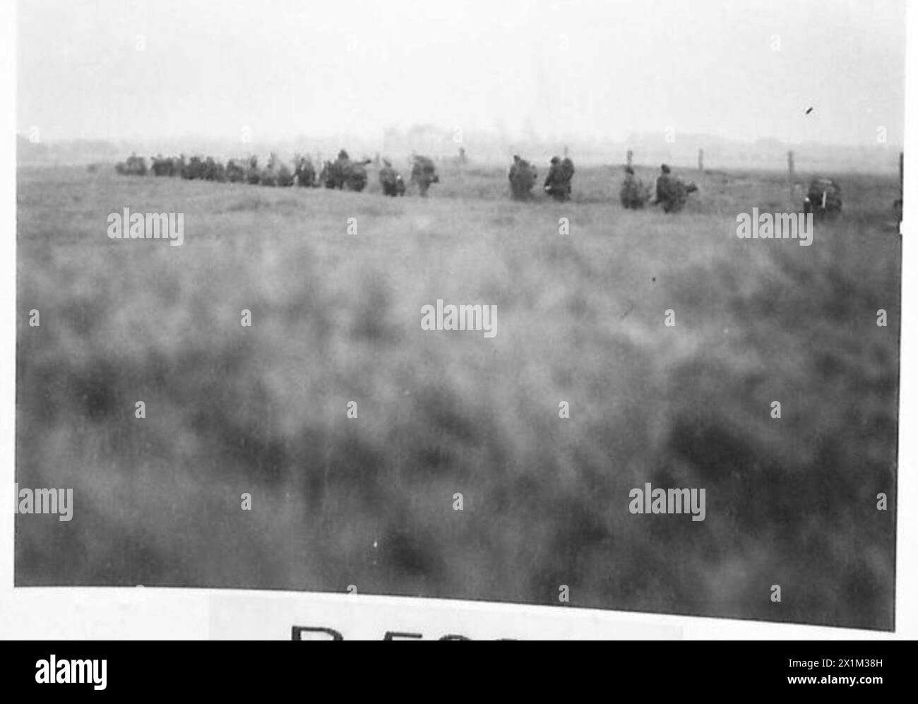Le 6 juin 1944, des commandos de la 1re brigade de services spéciaux se déplacent à l'intérieur des terres depuis Queen Red Beach dans la région de Sword pendant l'invasion de Normandie. Banque D'Images