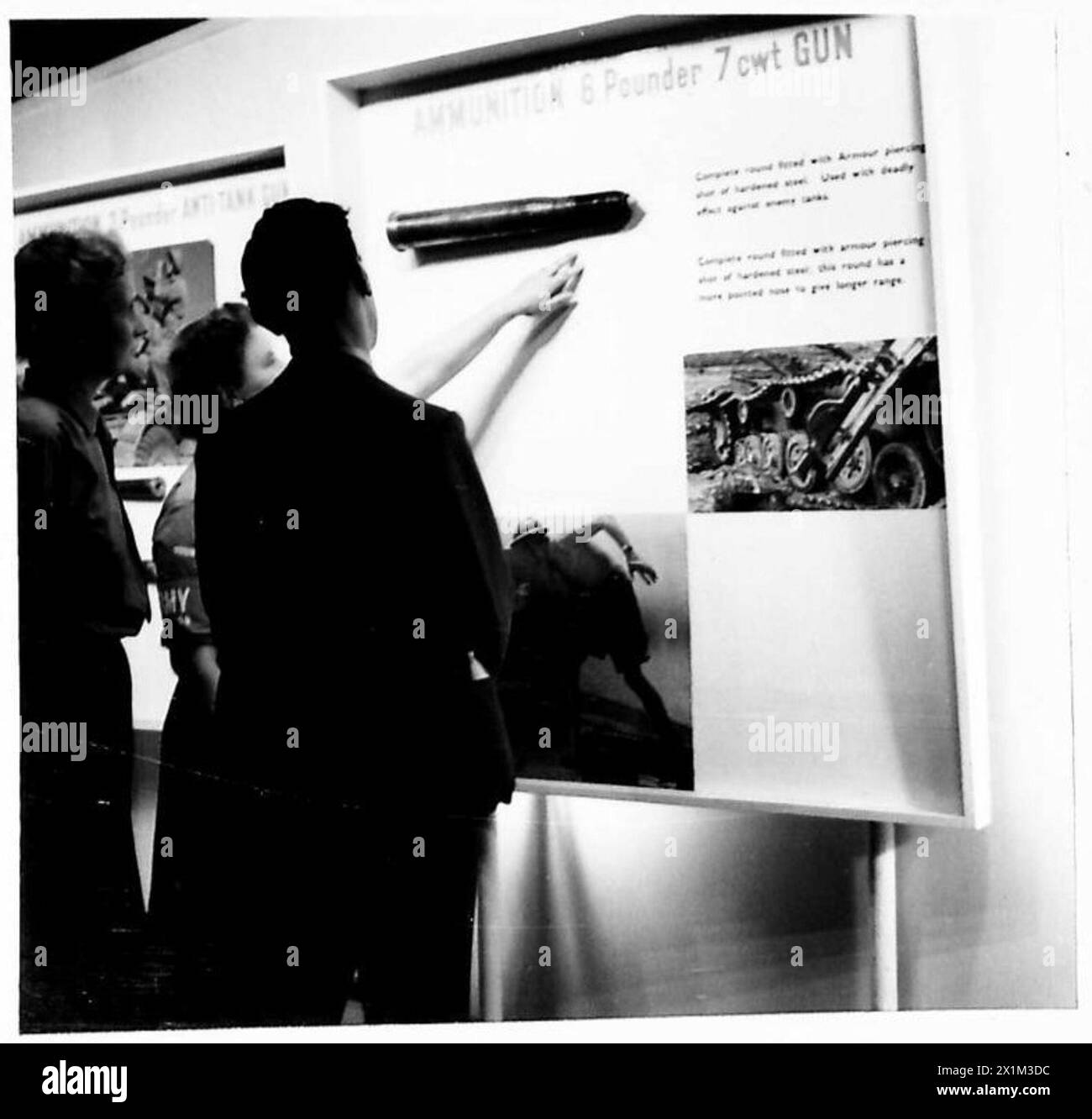 Un obus de 6 livres et des agrandissements photographiques de chars et de canons sont exposés dans l'exposition de munitions de l'armée. Banque D'Images