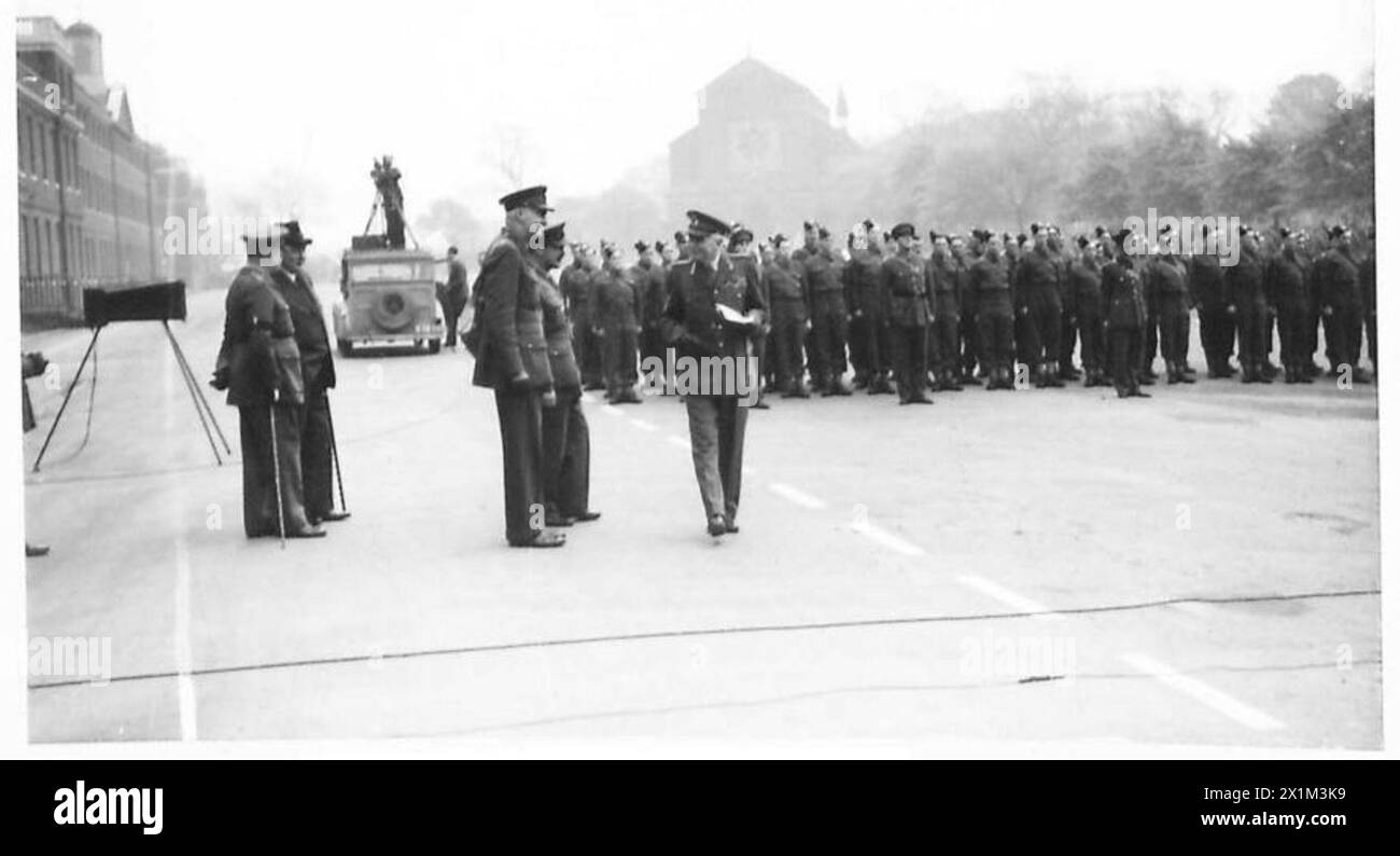 Lord Milne inspecte les troupes de Terre-Neuve et se prépare à leur transmettre un message, surveillant la discipline et l'organisation. Banque D'Images