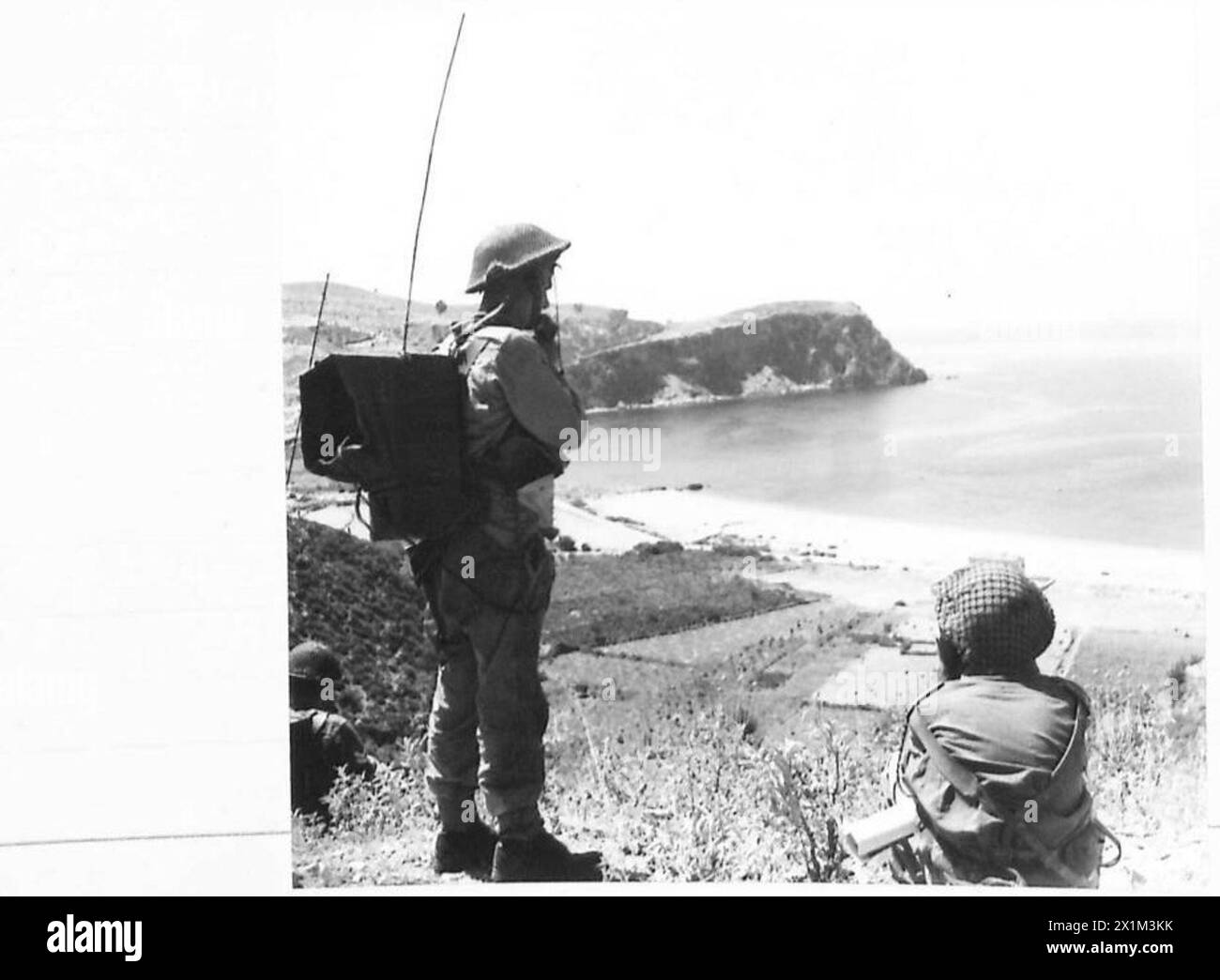 Des commandos effectuent un raid en Albanie à Spilje Bay avec GNR. Knowles utilise un talkie-walkie pour la communication, British Army. Banque D'Images