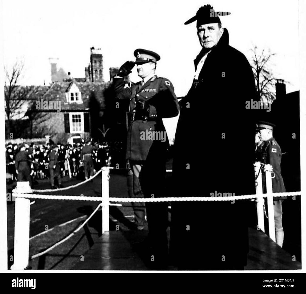 Le major-général M.B. Burrows assiste à un défilé religieux avec le très révérend le doyen d'Ely à la base de salutation, représentant la division blindée de l'armée britannique. Banque D'Images
