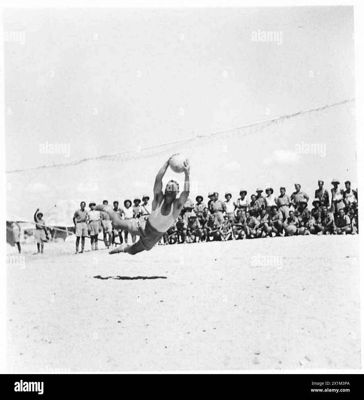 Les soldats de l'armée grecque au moyen-Orient jouent au football pendant les loisirs, avec une internationale grecque servant de gardien de but, faisant des démonstrations de sport et de loisirs parmi les troupes. Banque D'Images