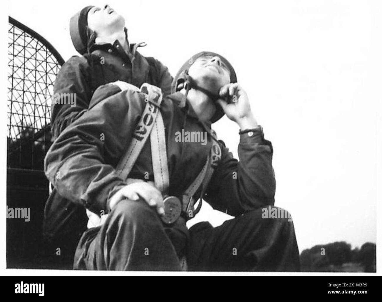Les parachutistes de l'armée britannique observent leurs camarades soldats alors qu'ils attendent leur tour lors d'exercices d'entraînement aéroportés. Banque D'Images