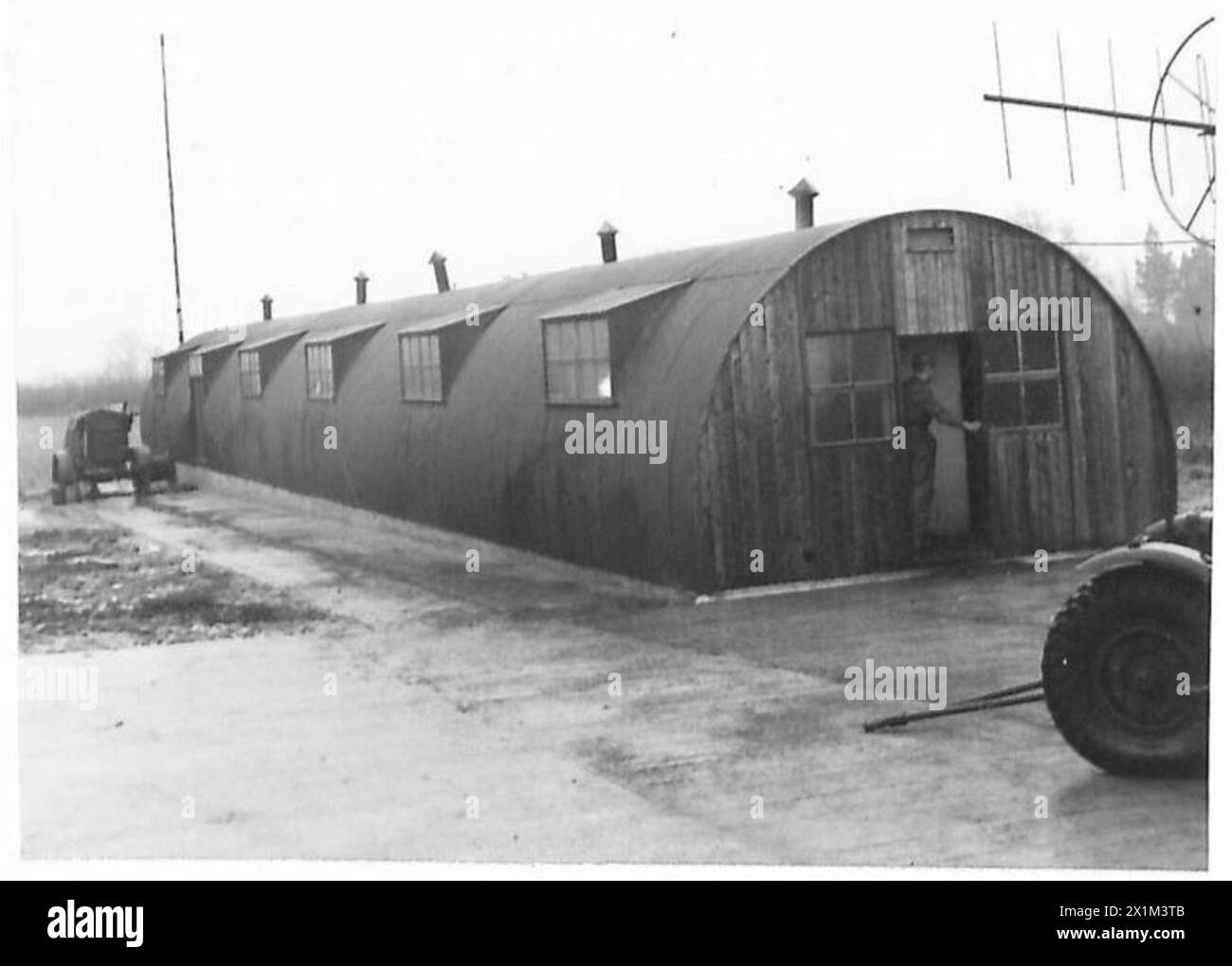 Vue extérieure d'une installation de radiolocalisation de l'armée britannique, montrant l'équipement et la configuration utilisés pour détecter et suivre les signaux. Banque D'Images