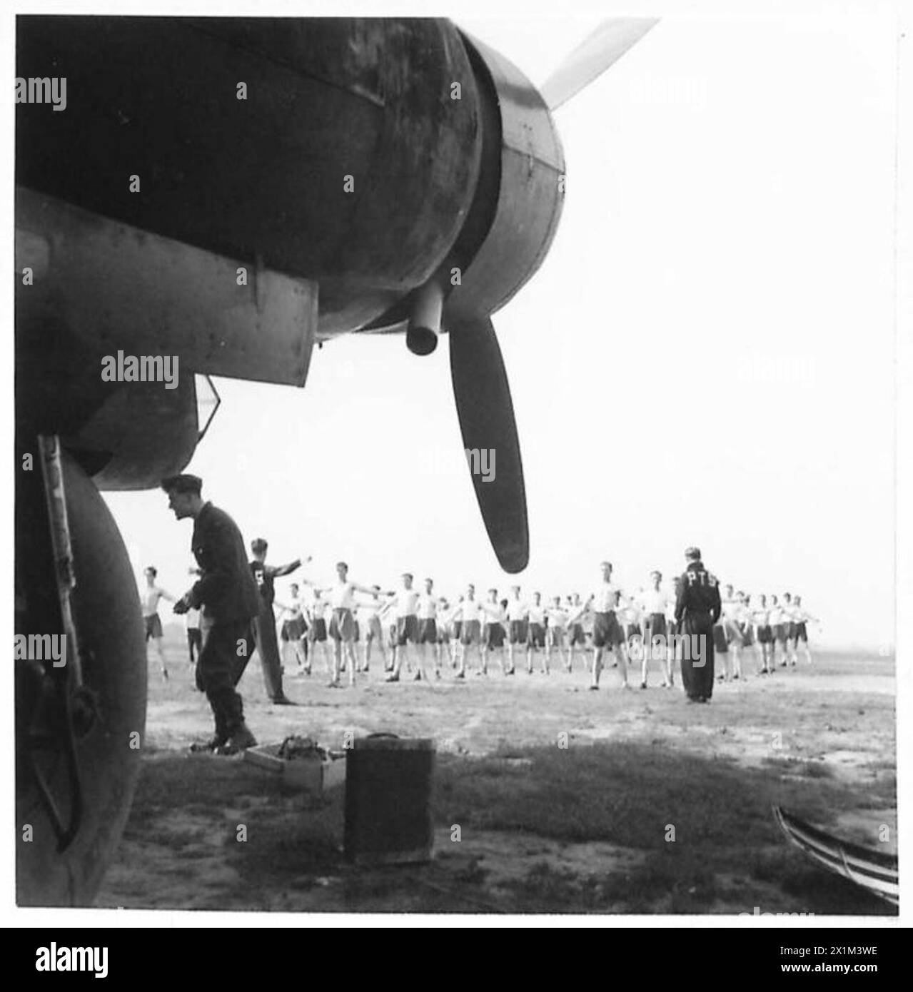 Les parachutistes du 6e bataillon de parachutistes Royal Welch ont effectué un entraînement physique matinal sur l'aérodrome de Ringway, en se concentrant sur la forme physique et le conditionnement physique pour les tâches opérationnelles. Banque D'Images