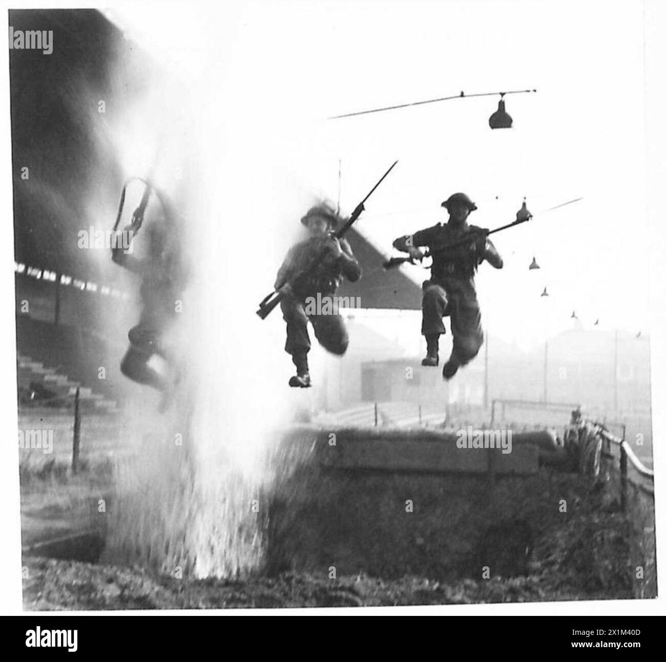 FORMATION DES OFFICIERS DE la RASC - Cadets prenant le saut d'eau dans des conditions de bataille dans leur course de bataille, armée britannique Banque D'Images