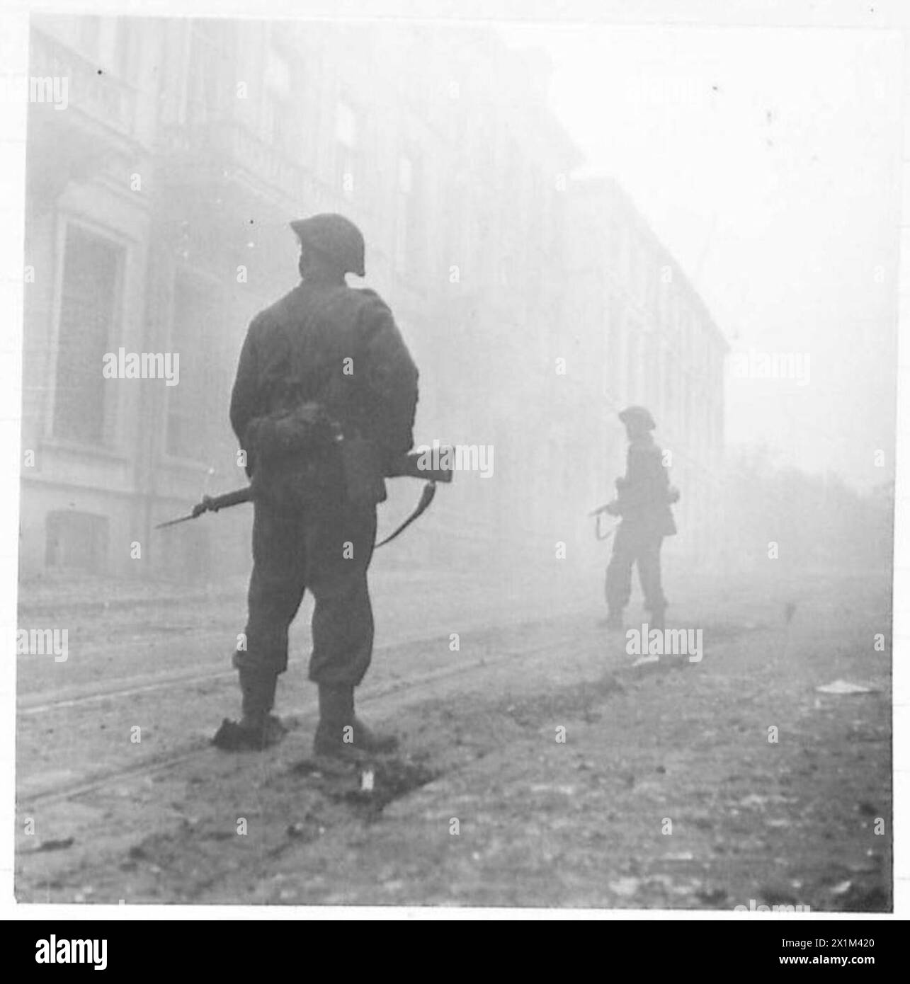 Trois scènes de rue représentent des combats urbains à Arnhem, aux pays-Bas, impliquant les forces de l'armée britannique du 21e groupe d'armées pendant la seconde Guerre mondiale Banque D'Images