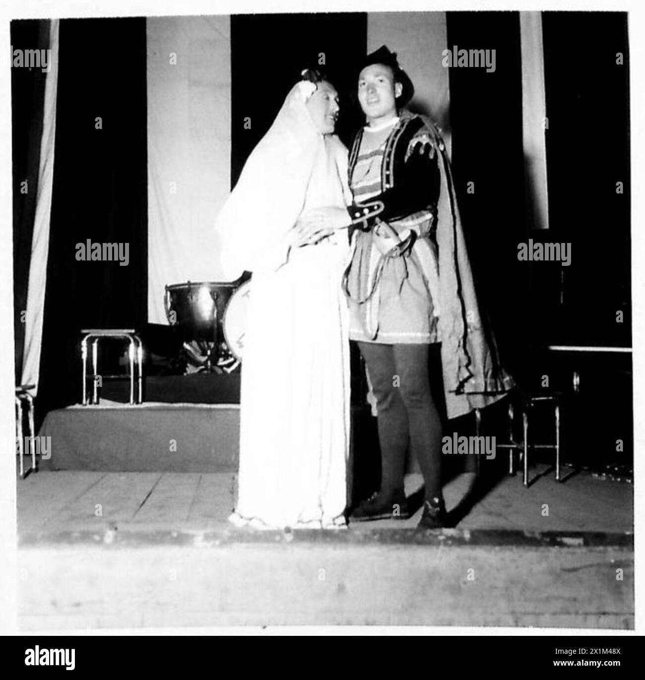 Un concert de Blanche-neige et le Prince est présenté par le groupe de concerts de première ligne de la Cinquième Armée en Italie. Le personnel de l'armée britannique est présent. Banque D'Images