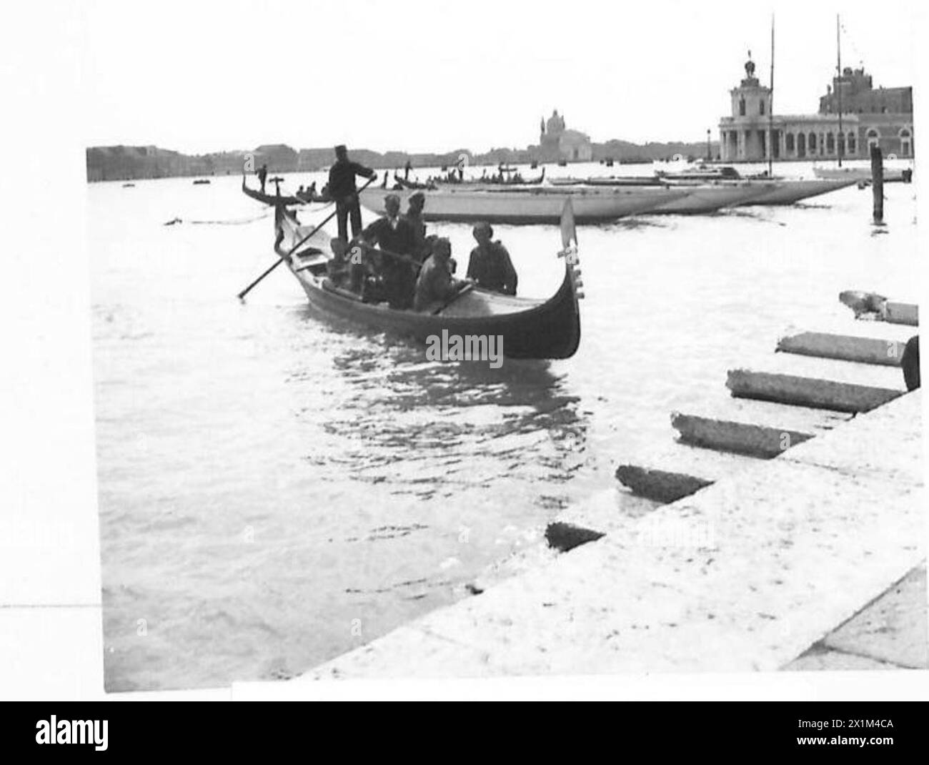 Les soldats de la huitième armée profitent d'une visite en gondole à Venise, armée britannique. Banque D'Images