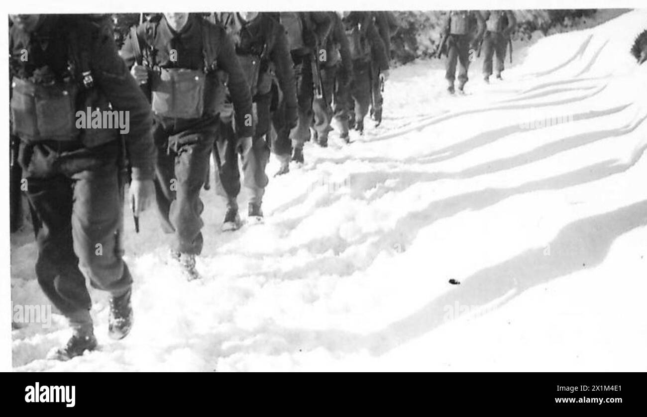 Les troupes avancent vers une zone de bataille sous des tirs d'obus simulés ou réels, leurs mouvements jetant des ombres sur la neige, British Army. Banque D'Images