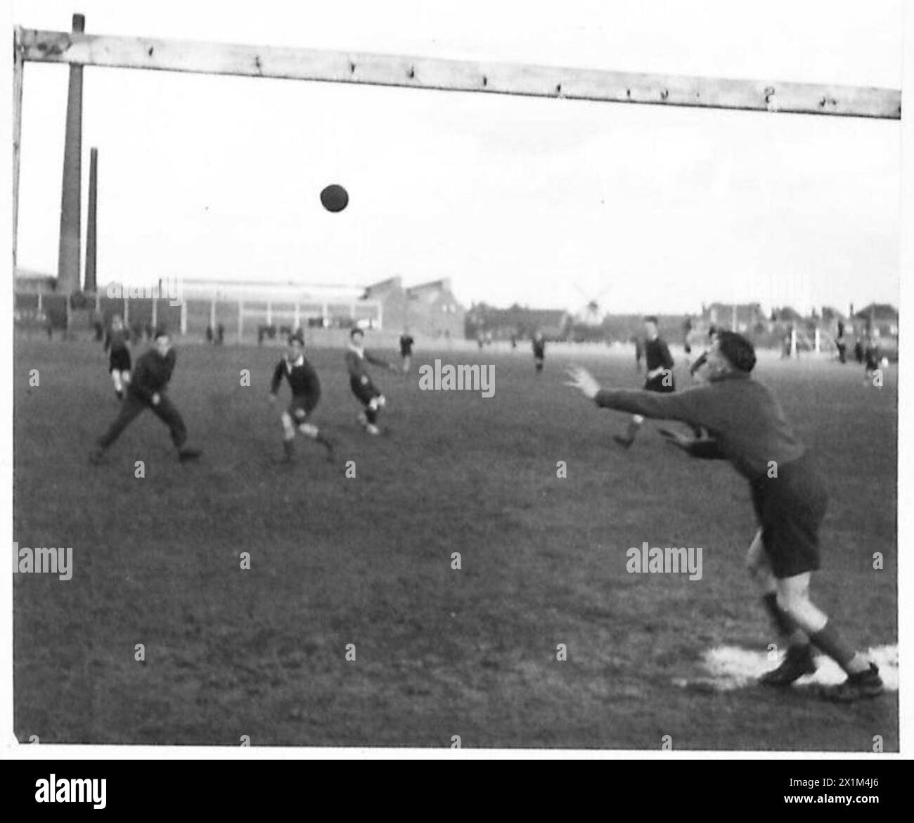 Le régiment de Hereford joue un match de football contre le K.S.L.L. cet événement met en lumière les activités récréatives des troupes pendant leur déploiement. Banque D'Images