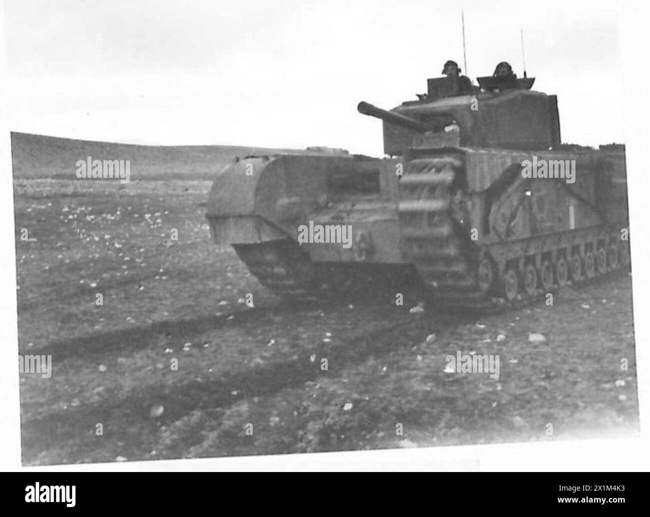 Un char Churchill arrive au point de rassemblement lors de son premier déploiement dans la campagne nord-africaine, British Army. Banque D'Images Un char Churchill arrive au point de rassemblement lors de son premier déploiement dans la campagne nord-africaine, British Army. Banque D'Images