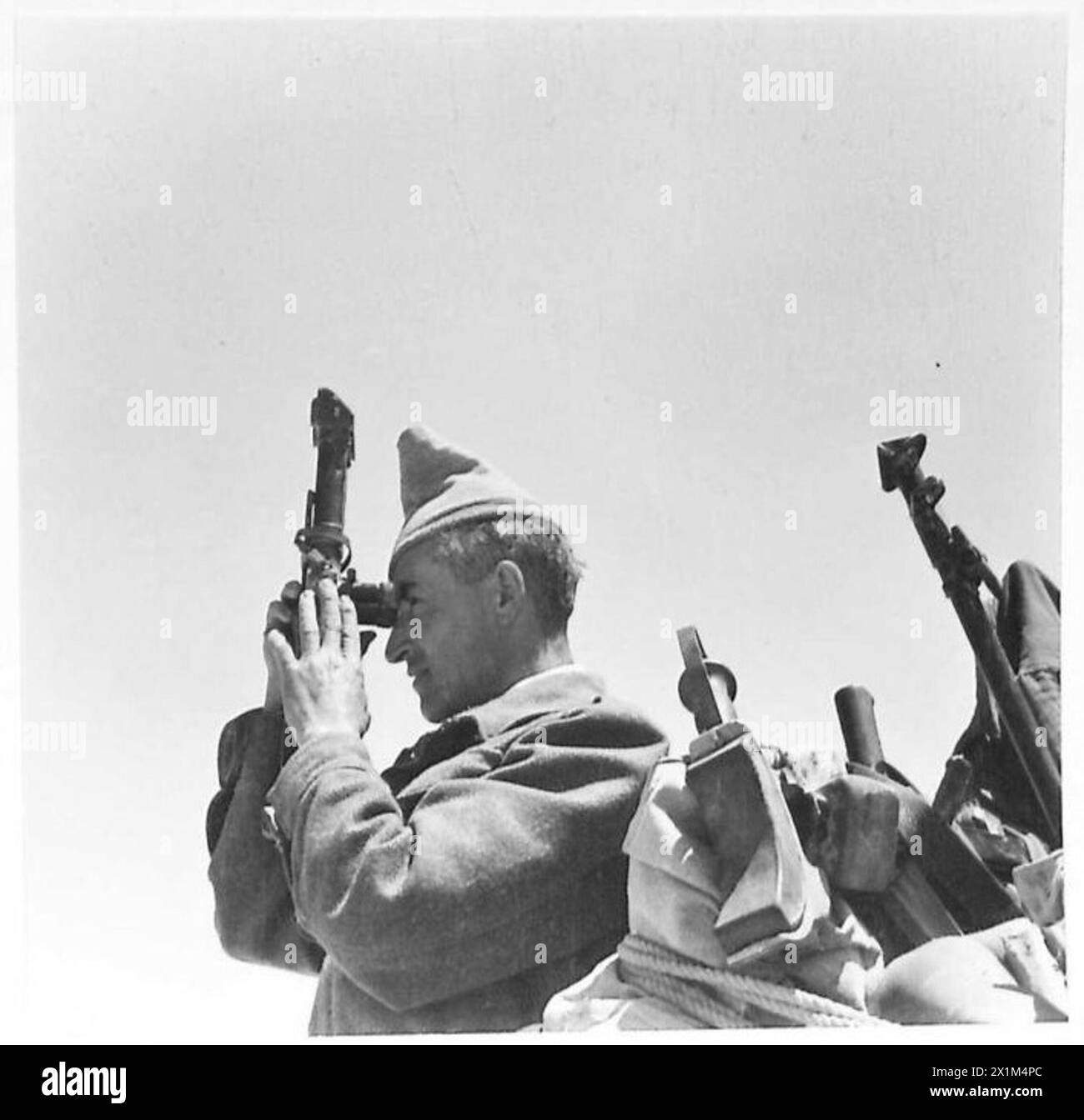 Un soldat français libre détermine sa position en utilisant son véhicule dans le désert occidental pendant les opérations de l'armée britannique. Banque D'Images