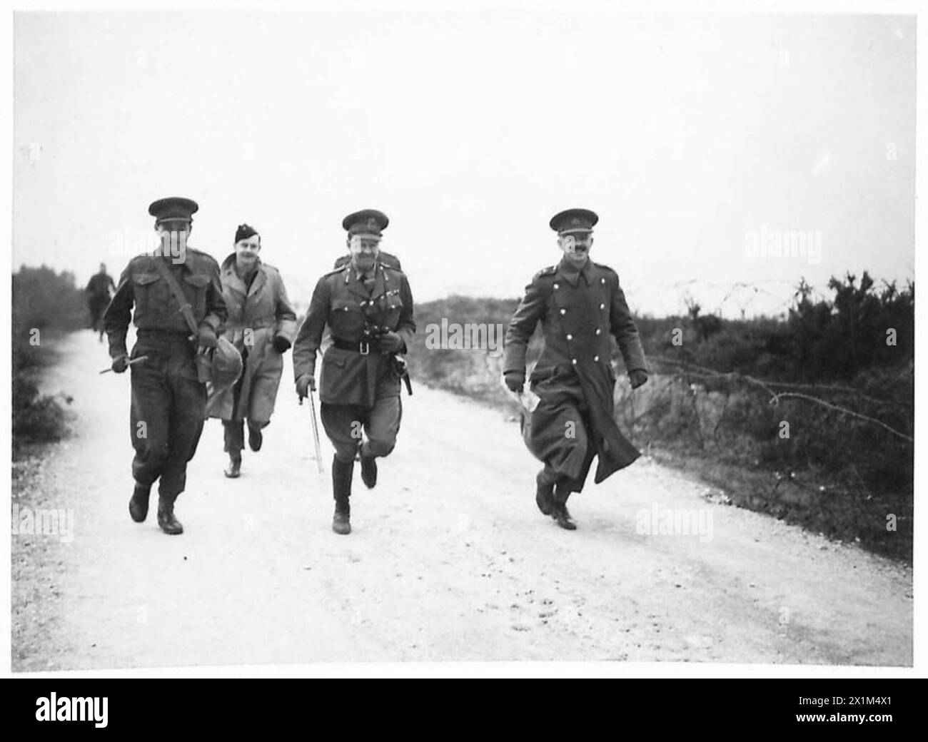 Le lieutenant-général Alexander inspecte les défenses, menant des officiers à un rythme double lors d'une tournée de l'armée britannique. Banque D'Images