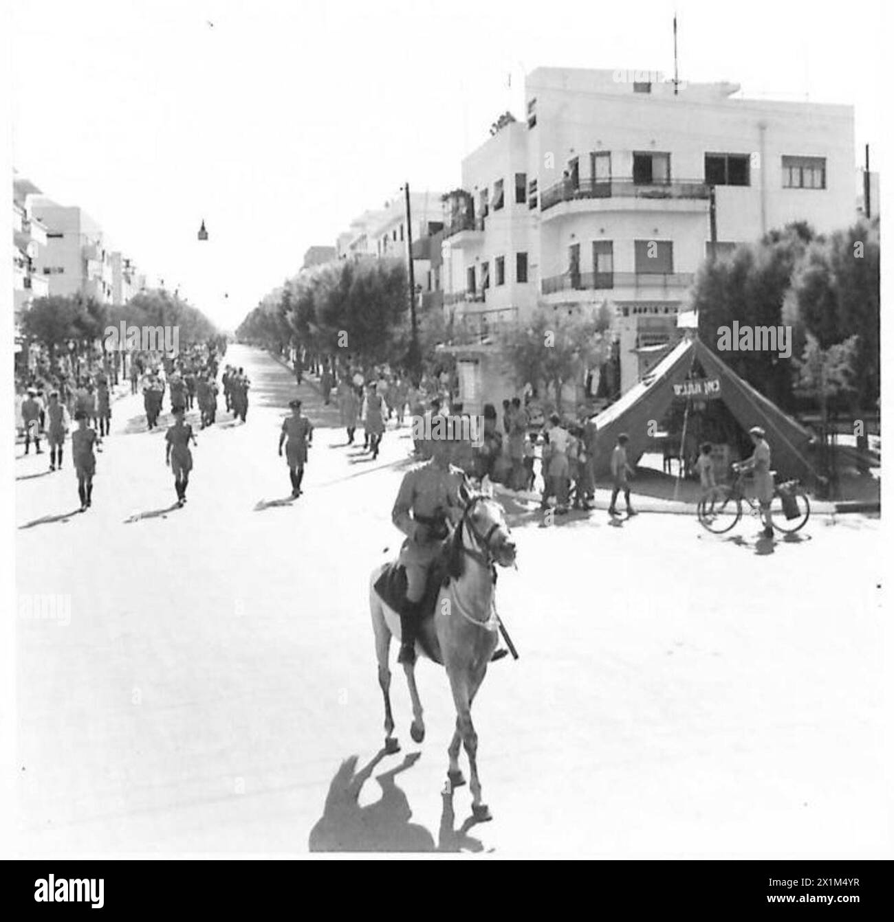 Procession de recrutement à tel Aviv pour la campagne néo-zélandaise, dirigée par la police palestinienne, l'armée britannique. Banque D'Images