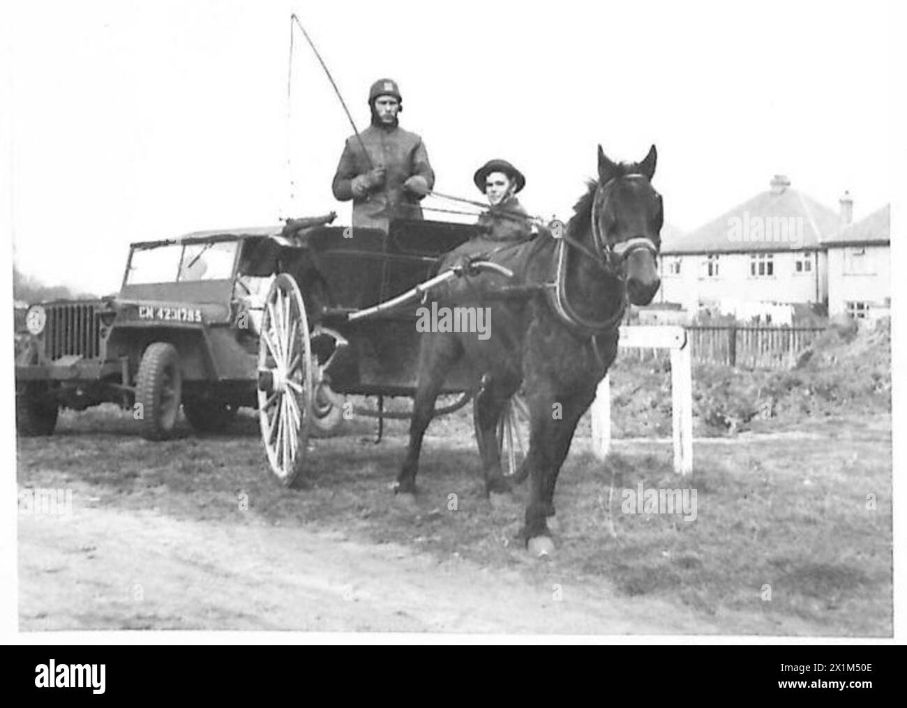 SYSTÈME D'EMBALLAGE AU DÉPÔT DE MUNITIONS DE CHILWELL - 2/LT. Richard Murdoch et le BSM Flack d'un régiment des AA légers, embauchèrent un poney et un piège auprès d'un fermier local pour livrer le journal aux troupes sur le terrain, l'armée britannique Banque D'Images