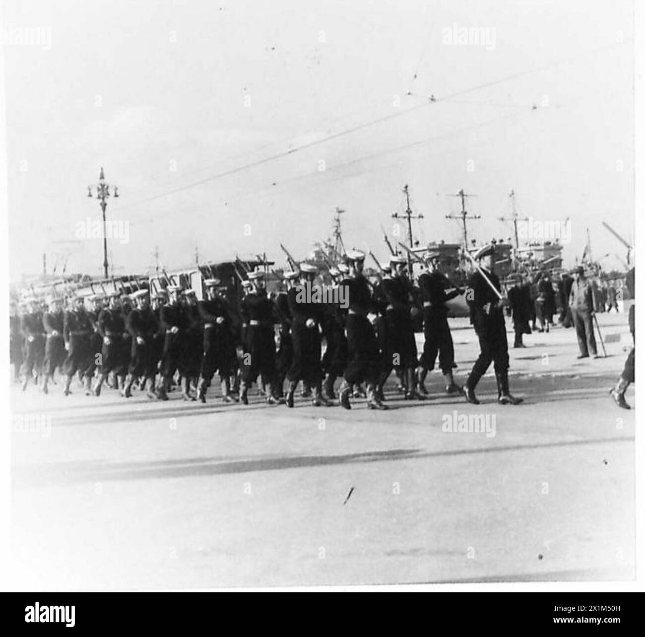 Le personnel naval des navires H.M. Liverpool et Mermaid marche en formation lors d'un défilé de l'armée britannique. Banque D'Images