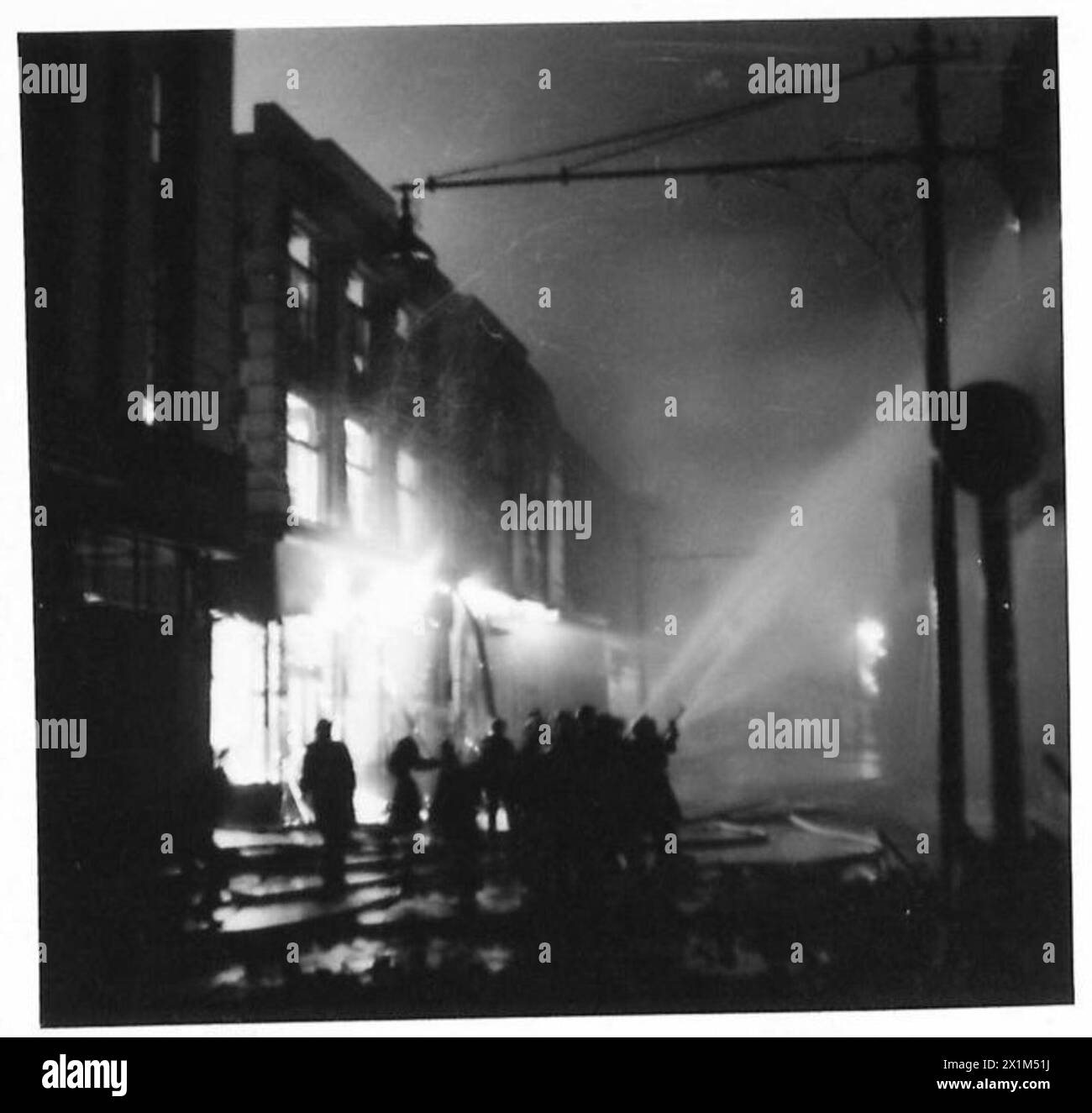 Les pompiers répondent aux bombardements sur une ville de la côte est, éteignant les incendies pendant le pic des raids aériens, armée britannique. Banque D'Images