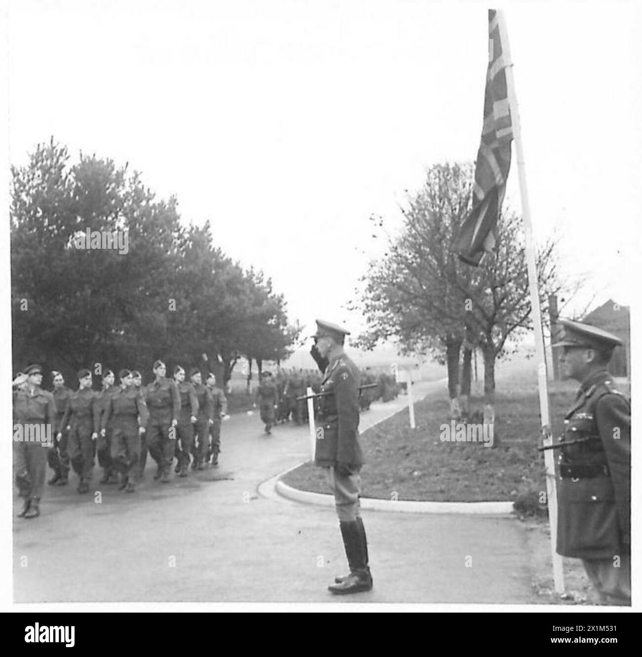 Le lieutenant-général Loyd reçoit le salut au cours de la marche passée d'une unité lors de la présentation de la coupe pour le meilleur jardin de l'armée dans Southern Command, armée britannique. Banque D'Images