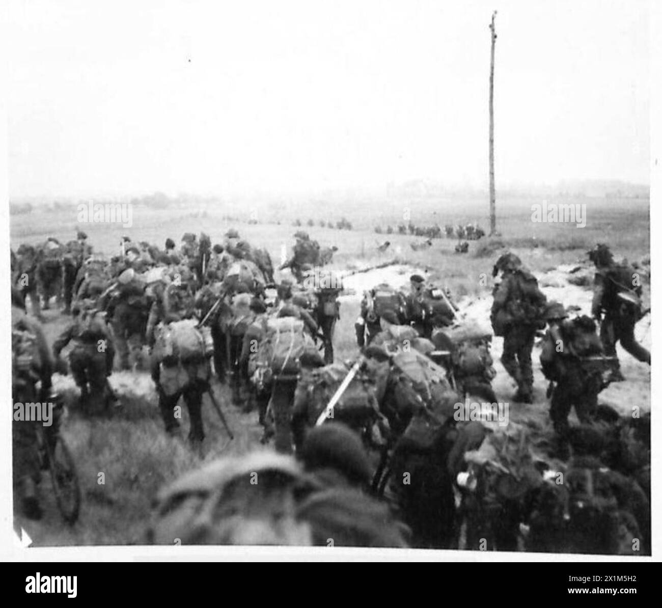 Les commandos de la 1re brigade de services spéciaux avancent à l'intérieur des terres depuis Queen Red Beach dans la région de Sword lors de l'invasion britannique de la Normandie le 6 juin 1944. Banque D'Images