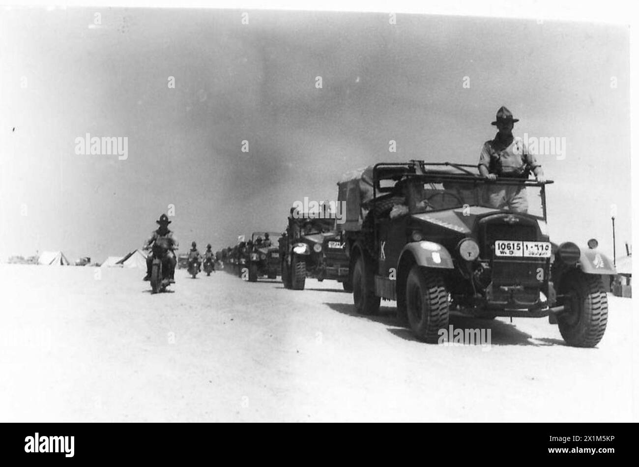 Les unités d'artillerie néo-zélandaises se préparent à quitter le camp pour se rendre dans le désert pour des exercices d'entraînement au combat. Banque D'Images