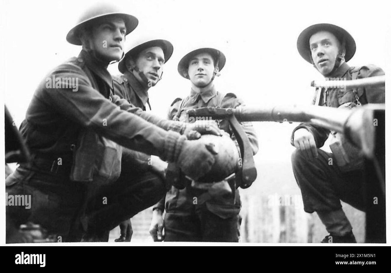 Des artilleurs de Terre-Neuve de l'armée britannique chargent un obus dans un obusier de 6 pouces pendant l'entraînement aux opérations d'artillerie. Banque D'Images