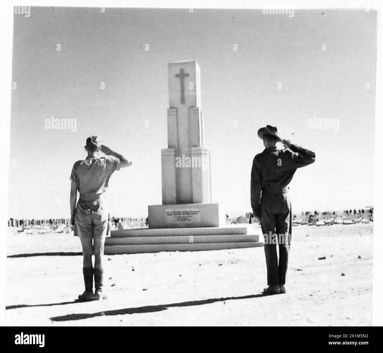 Deux soldats, un britannique et un australien, saluent le Tobrouk Memorial après son inauguration, en hommage aux soldats qui ont servi à Tobrouk pendant la première Guerre mondiale Banque D'Images