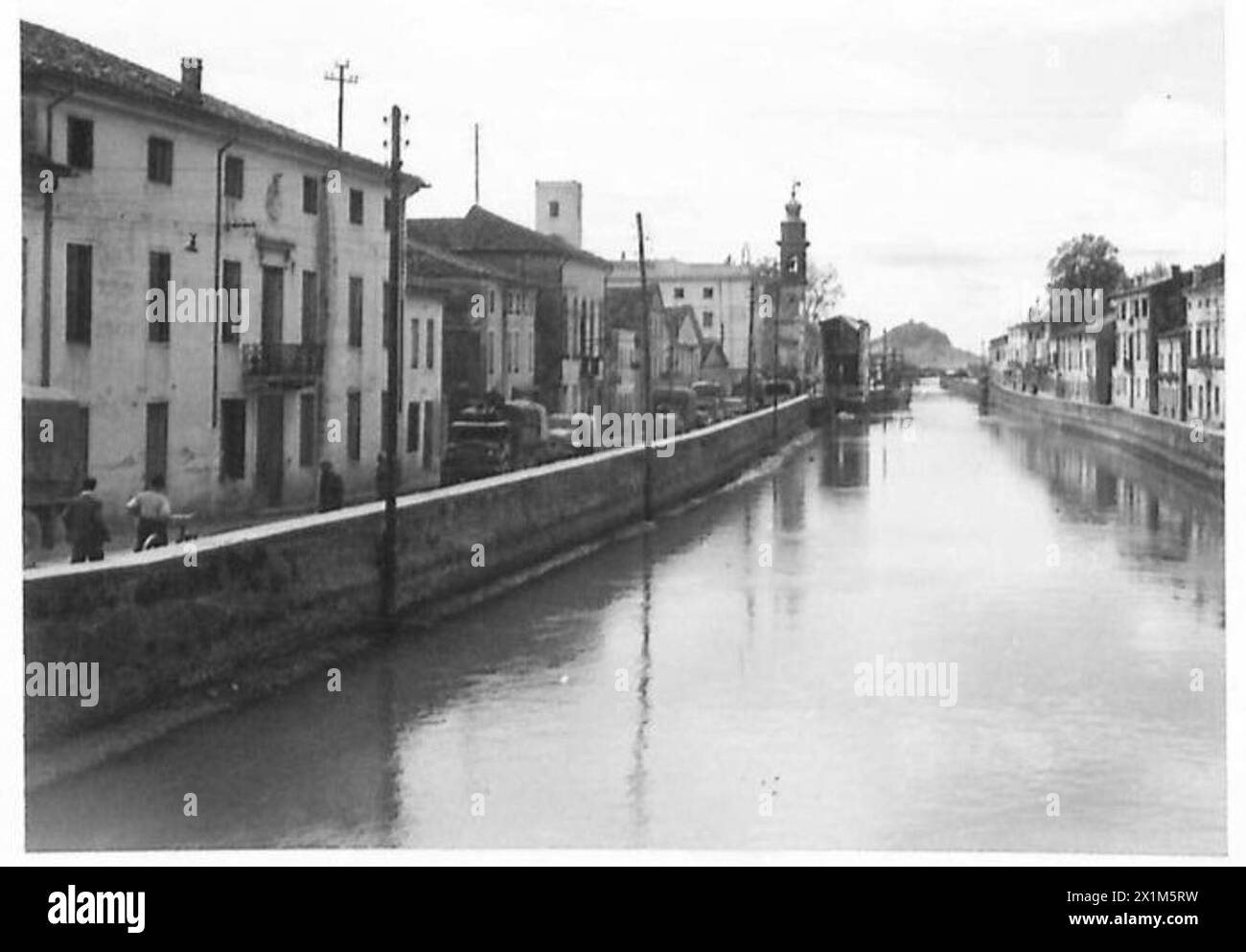 Les véhicules de transport néo-zélandais se déplacent à travers Battaglia ferme lors de l'avancée de la 8e armée de l'armée britannique. Banque D'Images
