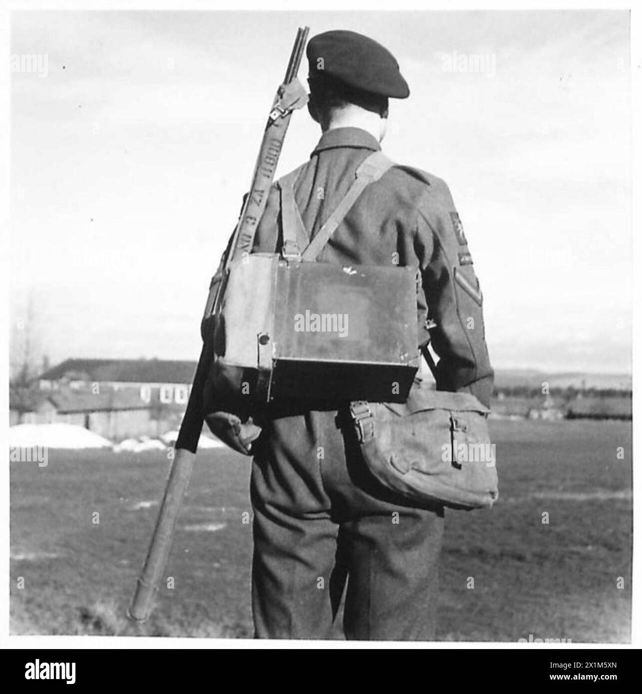 Les troupes aéroportées transportent une unité de puissance, des engins aériens et des accessoires pour le No.22 Wireless Set dans le cadre de l'équipement de l'armée britannique pour les opérations de communication. Banque D'Images Les troupes aéroportées transportent une unité de puissance, des engins aériens et des accessoires pour le No.22 Wireless Set dans le cadre de l'équipement de l'armée britannique pour les opérations de communication. Banque D'Images
