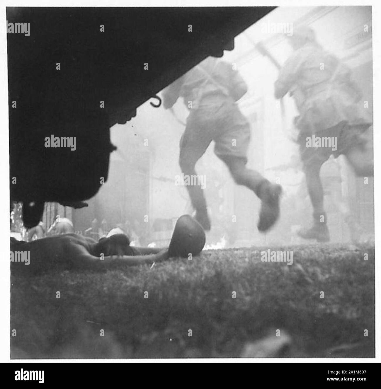 Les troupes de la 8e armée combattent en Sicile, avançant sur une gare défendue par les forces de l'axe, en utilisant la couverture des coupures de rails, des châteaux d'eau, et des camions de chemin de fer de l'armée britannique. Banque D'Images