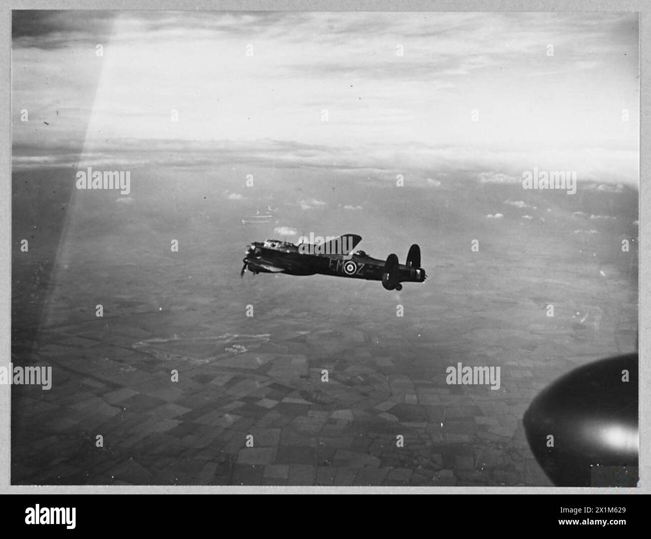 LE LANCASTER MARK III - photo (publiée en 1944) montre - le bombardier Lancaster Mk III de la RAF qui est équipé de quatre moteurs Rolls-Royce Merlin 28, Royal Air Force Banque D'Images