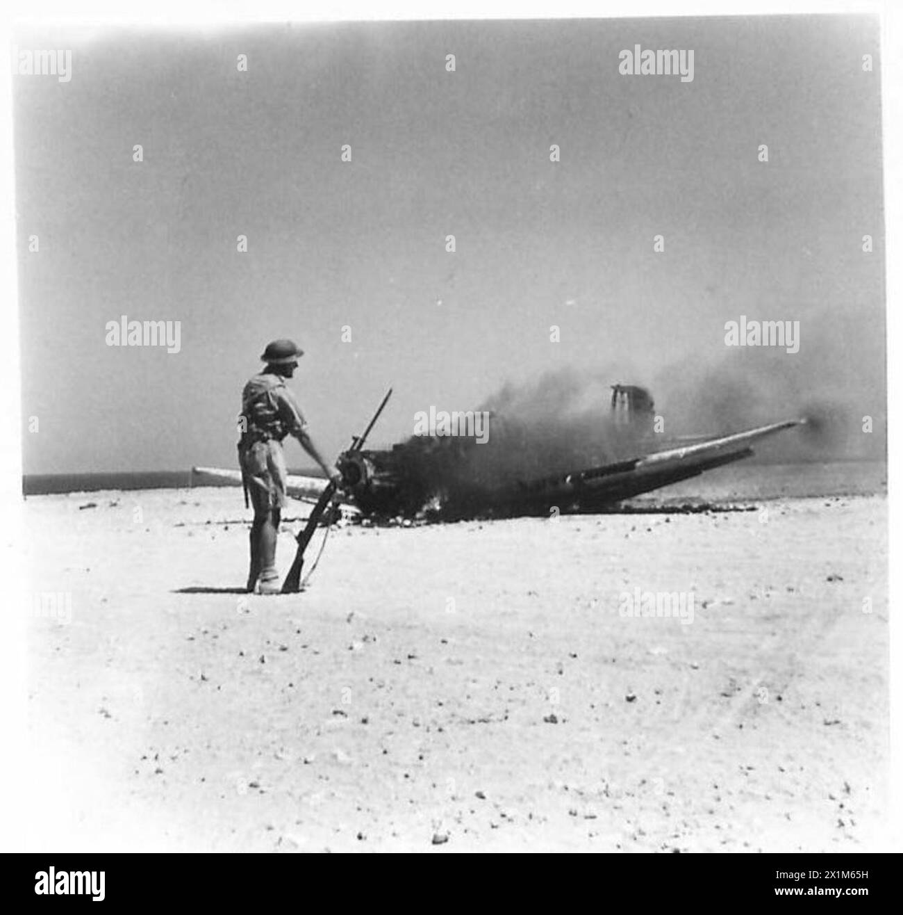 Un bombardier allemand est détruit après avoir été frappé par des tirs anti-aériens à Tobrouk, un événement fréquent lors des raids de bombardiers en piqué allemands, crédités aux artilleurs de l'armée britannique. Banque D'Images