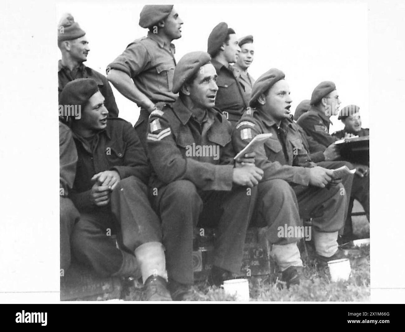 Membres d'une batterie d'artillerie de la 8e armée participant à un service de Pâque, observés par le personnel de l'armée britannique. Banque D'Images
