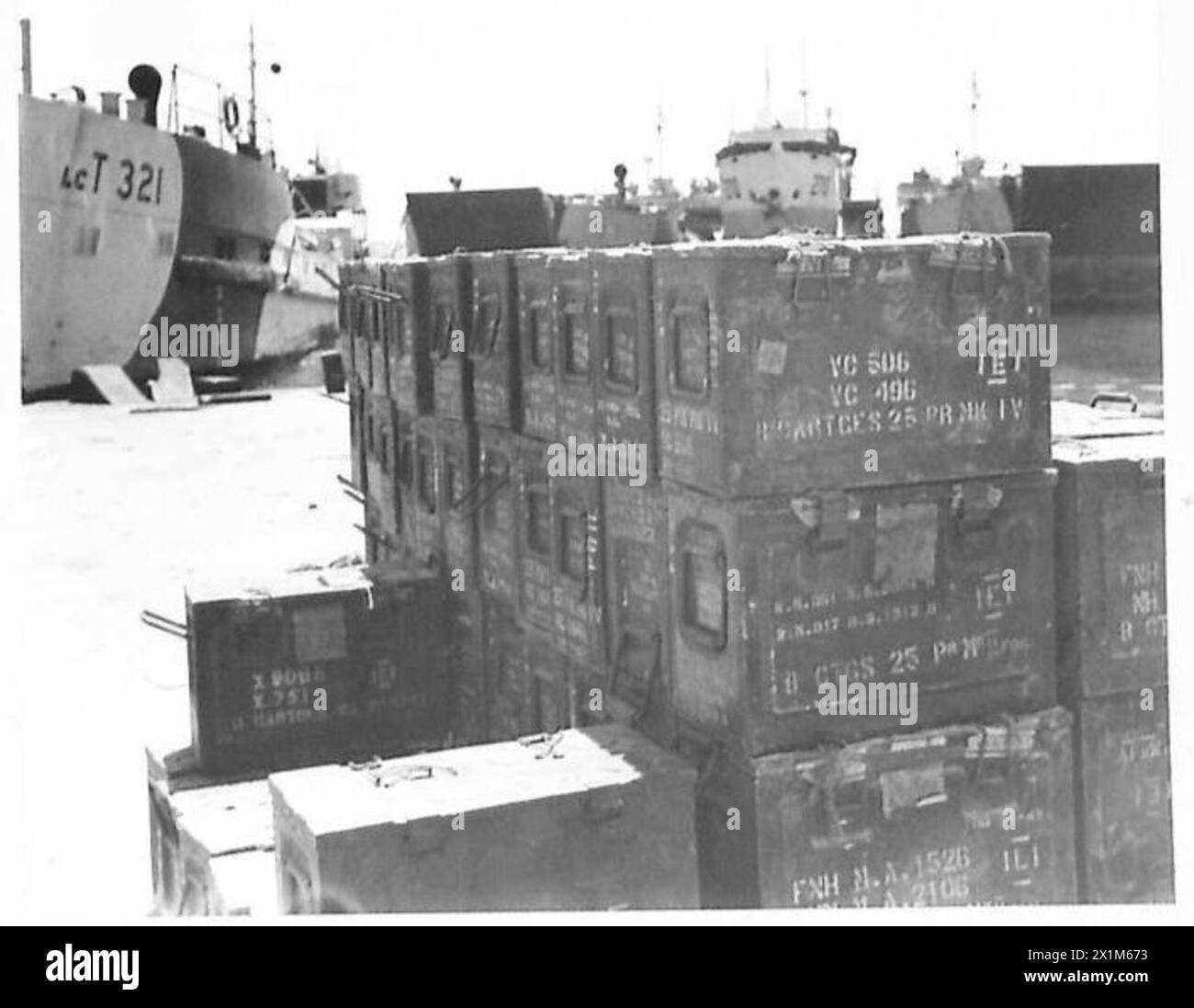 Une section des quais d'Augusta montre des chars Landing Craft déchargeant des fournitures après la capture de la base par les forces britanniques pendant la seconde Guerre mondiale Banque D'Images