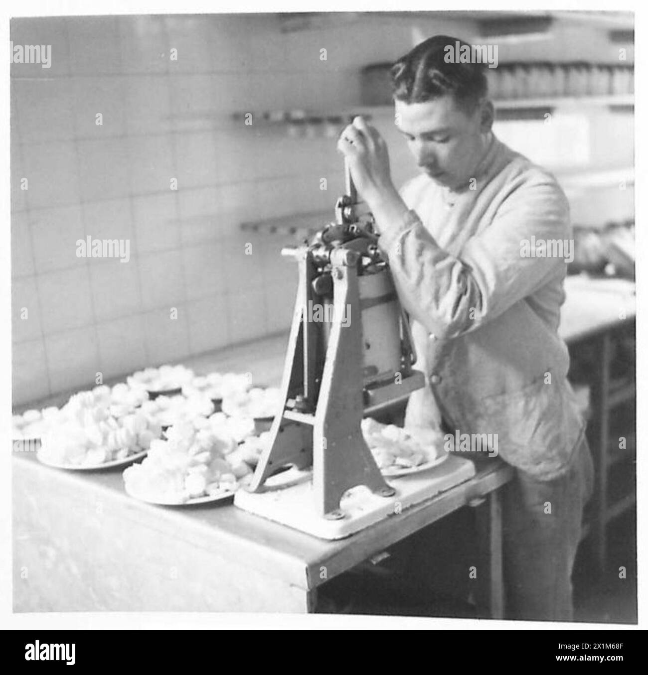 Le beurre est divisé en pâtés individuels pour permettre une distribution et une utilisation plus économiques au sein du système d'approvisionnement alimentaire de l'armée britannique. Banque D'Images