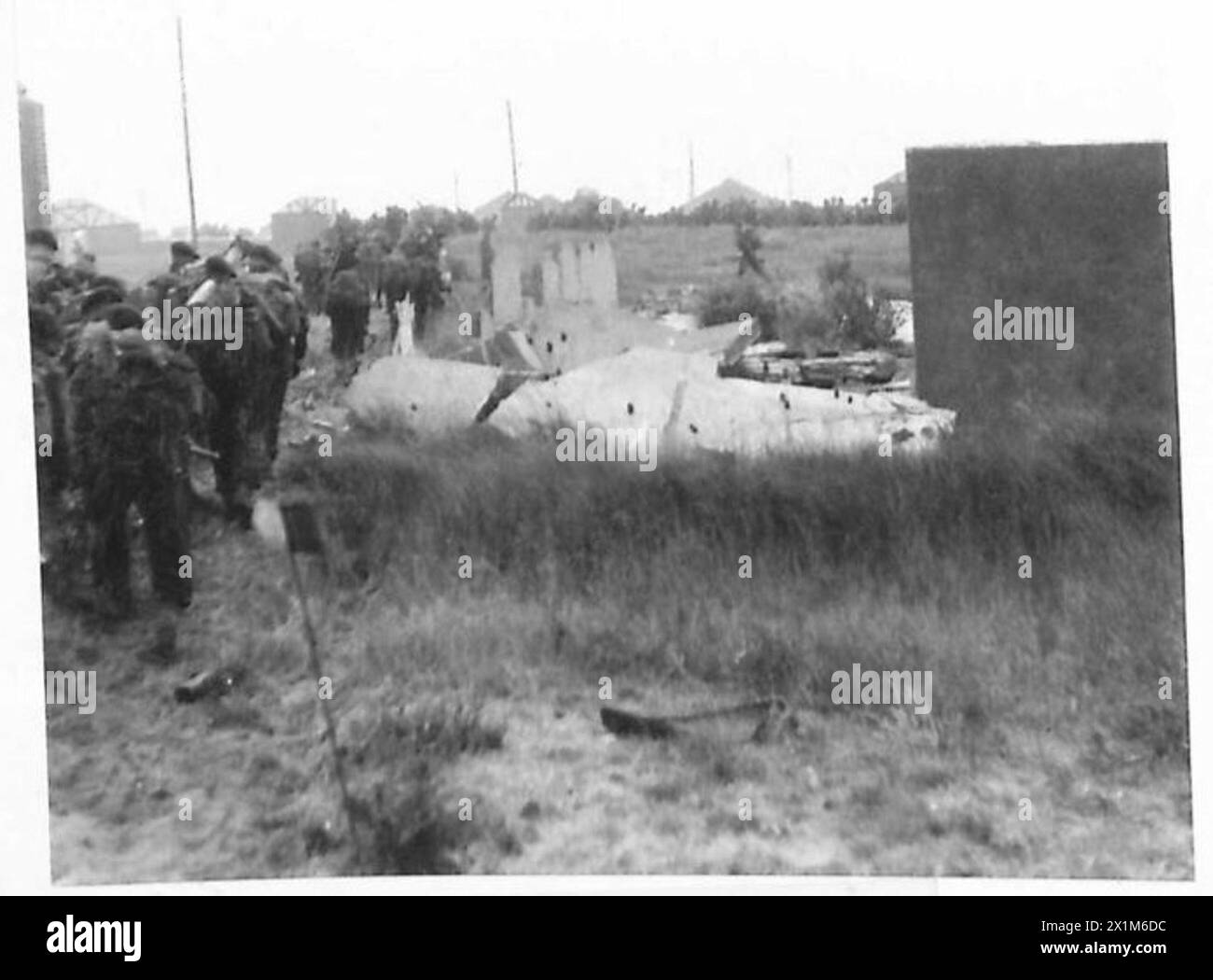 Les commandos de la 1re brigade de services spéciaux et des commanddos de la Royal Marine rattachés à la 3e division avancent à l'intérieur des terres depuis les plages de Queen Red et Sword lors de l'invasion de la Normandie le 6 juin 1944. Banque D'Images