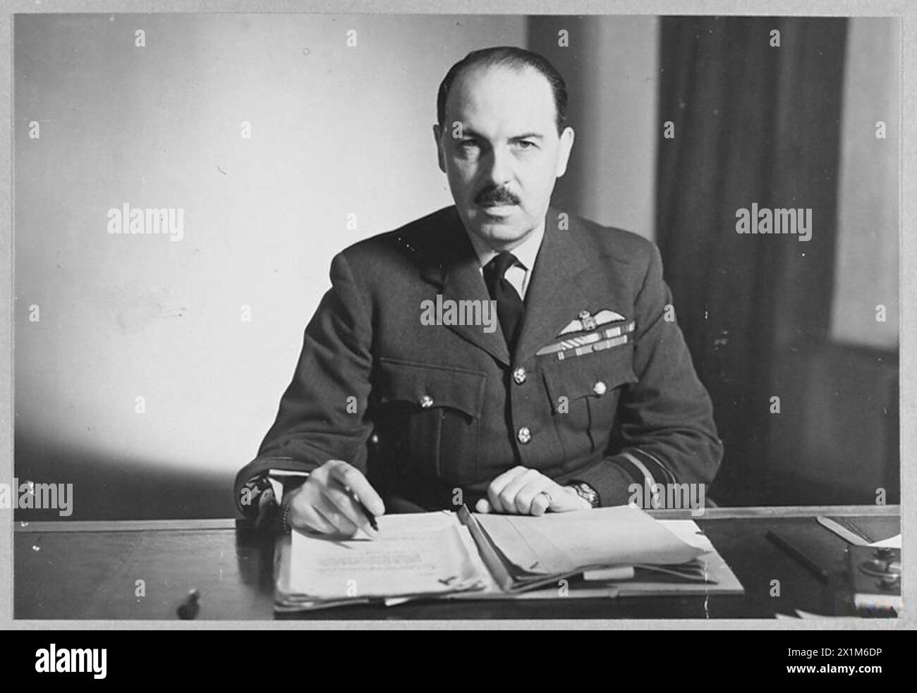 Le vice-maréchal de l'air D. Colyer, CB, DFC, est montré à son bureau en uniforme de la Royal Air Force en 1943. Banque D'Images