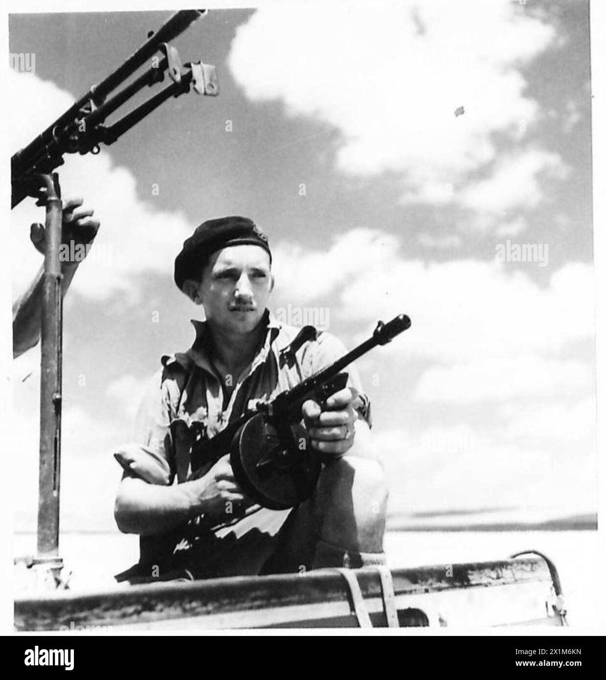 Un membre d'équipage d'un porte-canons Bren est positionné avec un canon Tommy lors de l'entrée britannique en Syrie, British Army. Banque D'Images