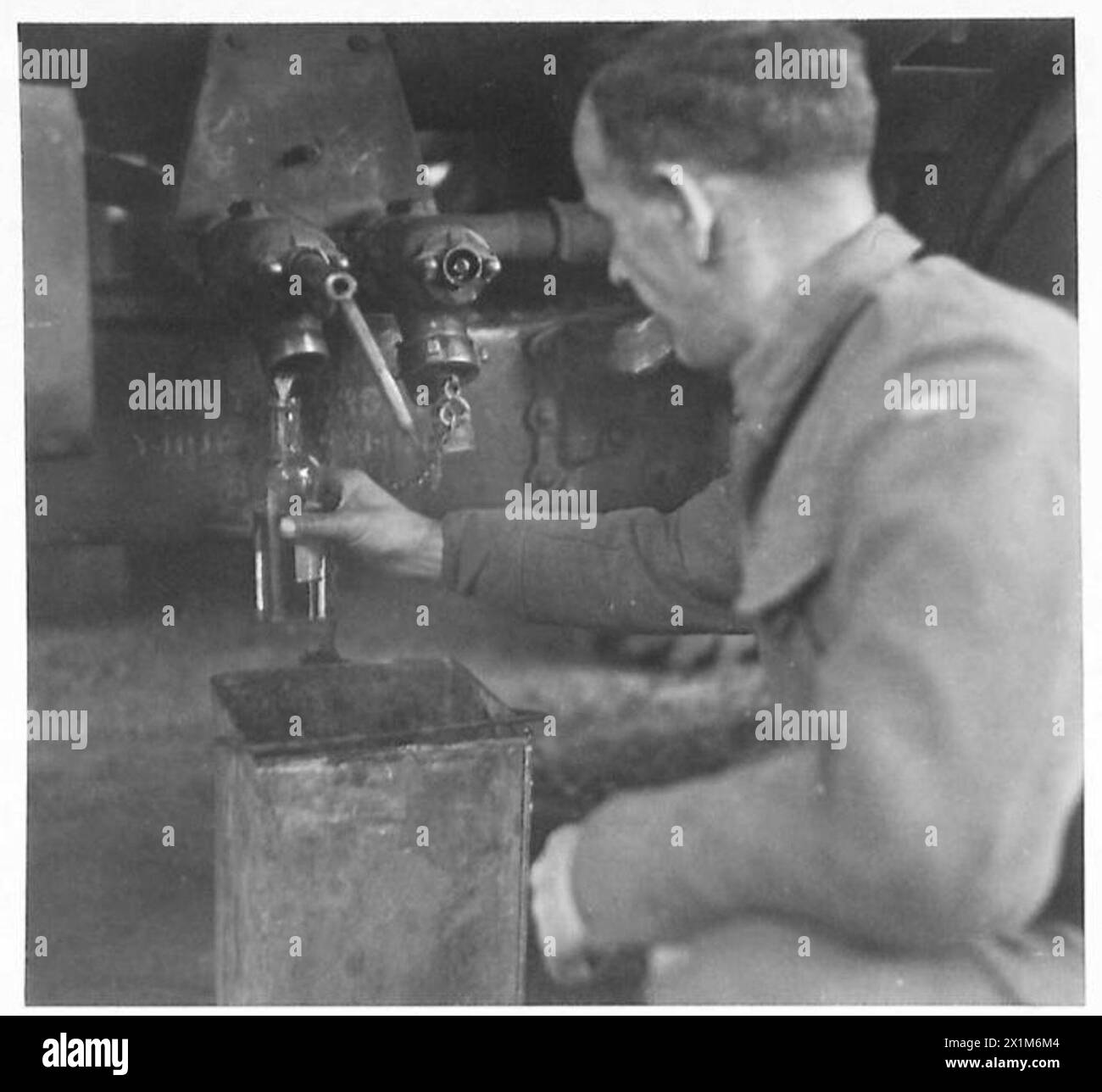 Le personnel de l'armée britannique recueille un échantillon d'un véhicule-citerne routier dans le cadre des opérations de la North Africa Bulk Petroleum Storage Company. Banque D'Images
