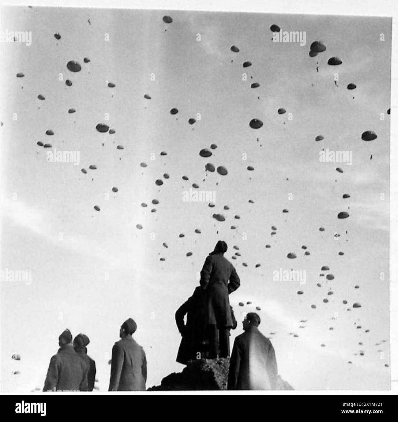 EXERCICE AÉROPORTÉ À GRANDE ÉCHELLE - les membres du premier état-major de l'armée aéroportée alliée observant la descente des parachutistes de l'armée britannique Banque D'Images