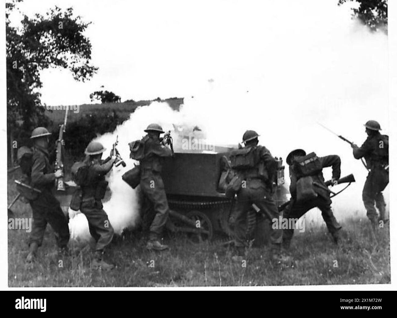 Les porte-avions d'infanterie et de Bren du Royal Berkshire Regiment avancent dans des conditions réalistes lors d'une fausse bataille de l'armée britannique. Banque D'Images