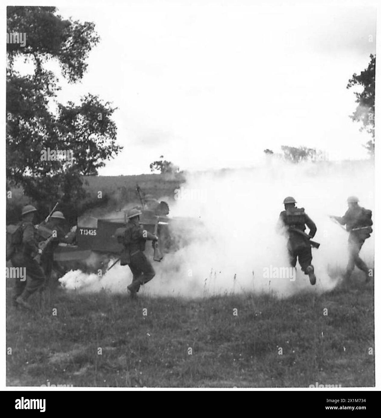 Les porte-avions d'infanterie et de Bren avancent dans des conditions réalistes lors d'une fausse bataille, l'armée britannique. Banque D'Images