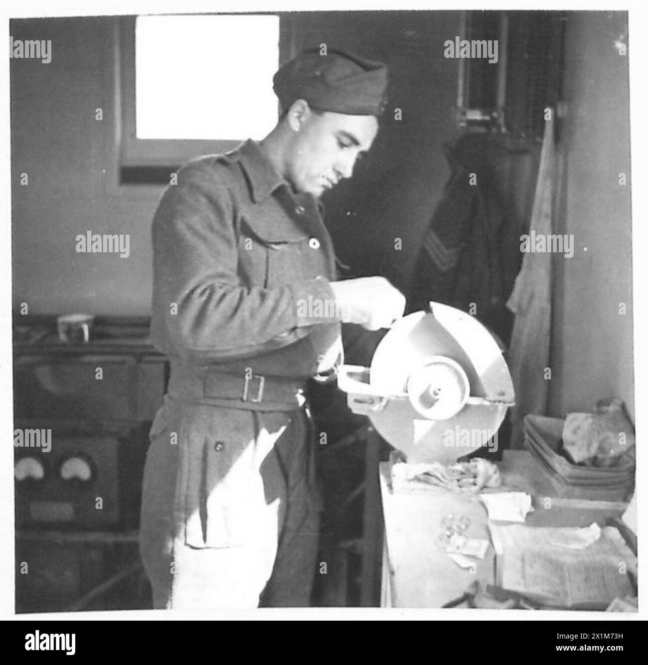 Le pilote Fossey du RASC aide le sergent à meuler des lentilles pendant les heures de pointe au British Fifth Army Ophthalmic Service en Italie. Banque D'Images