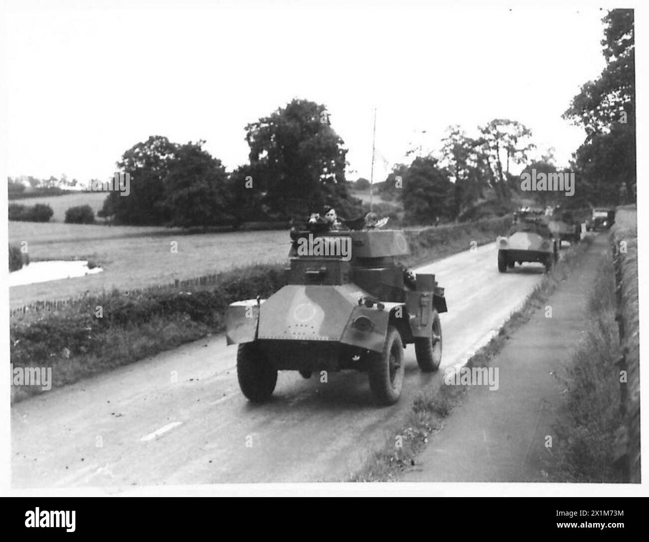 CHARS DE SCOUT RAPIDES S'EXERÇANT - chars sur la route à Abinger, armée britannique Banque D'Images