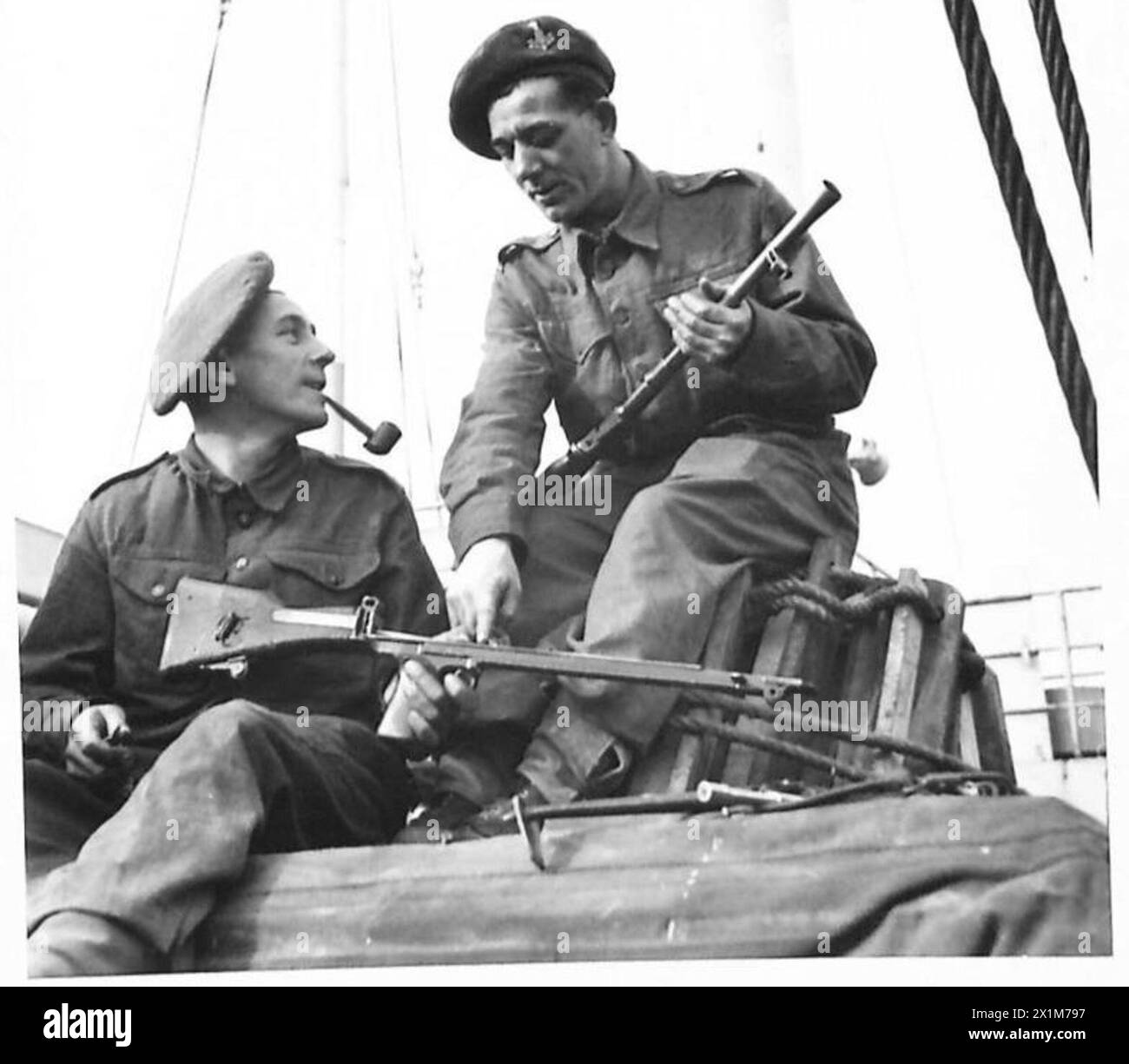 EXERCICE 'FABIUS' - le soldat Tom willis [à gauche] de Swansea, discutant avec le soldat Herbert Harrison de Middlesbrough. Ils sont tous les deux artilleurs Bren avec les Green Howards, de l'armée britannique Banque D'Images