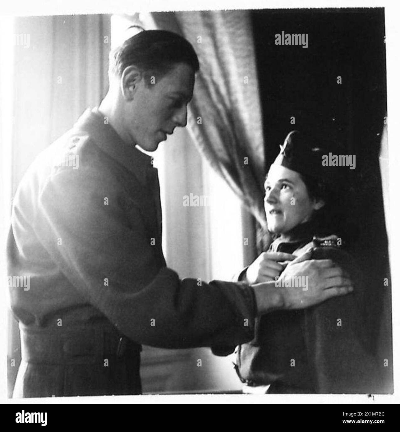 Capitaine Charlton observant le flash d'épaule de l'armée nationale de libération de Harica, armée britannique, Italie, années 1940 Banque D'Images